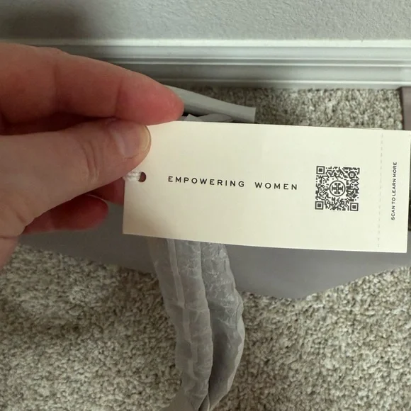 HP 3.28!! NWT Tory Burch Small Leather Tote with Crossbody Strap in Bay Gray - Picture 11 of 14